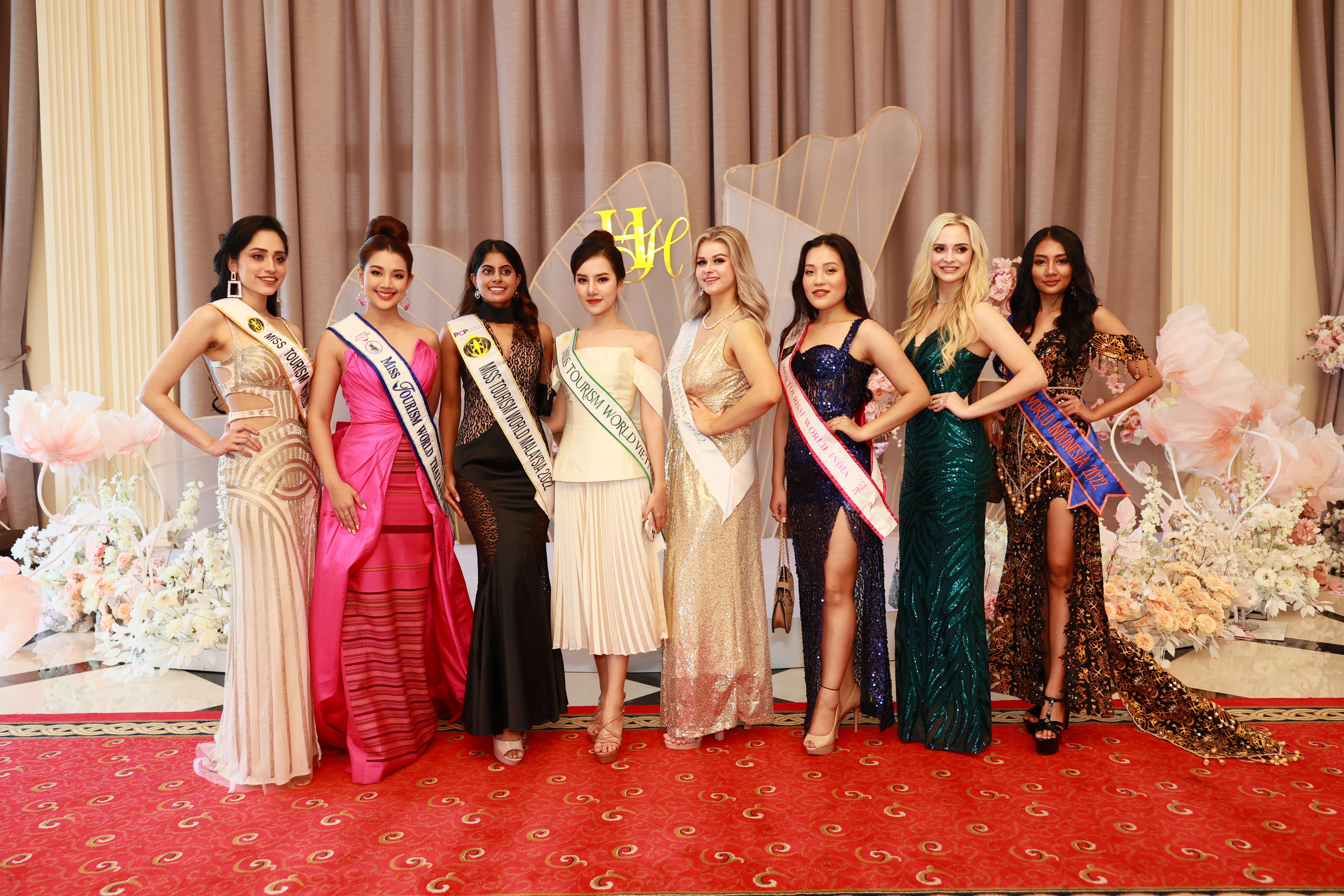 Những thí sinh quốc tế đầu tiên có mặt tại Việt Nam tham dự Miss Tourism World 2022
